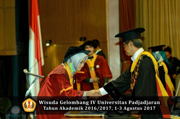 Wisuda Unpad Gel IV TA 2016_2017 Fakultas FARMASI oleh Rektor 049