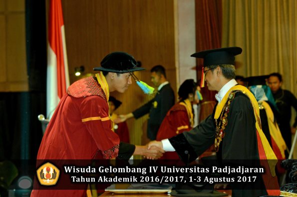 Wisuda Unpad Gel IV TA 2016_2017 Fakultas FARMASI oleh Rektor 051
