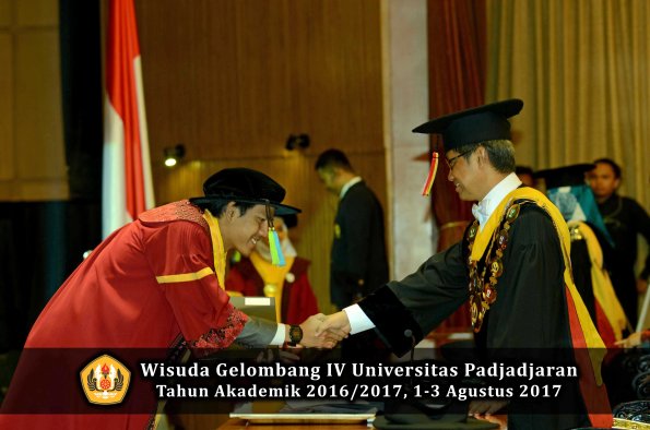 Wisuda Unpad Gel IV TA 2016_2017 Fakultas FARMASI oleh Rektor 053