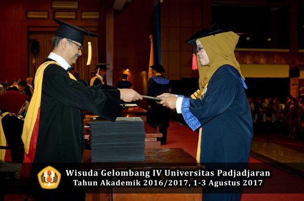 Wisuda Unpad Gel IV TA 2016_2017 Fakultas HUKUM oleh Dekan 006