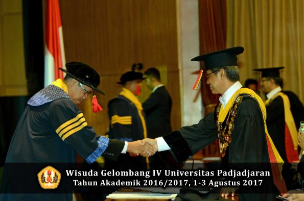 Wisuda Unpad Gel IV TA 2016_2017 Fakultas HUKUM oleh Rektor 002
