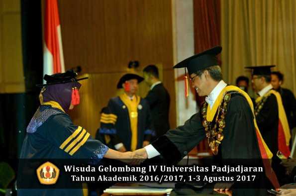 Wisuda Unpad Gel IV TA 2016_2017 Fakultas HUKUM oleh Rektor 004