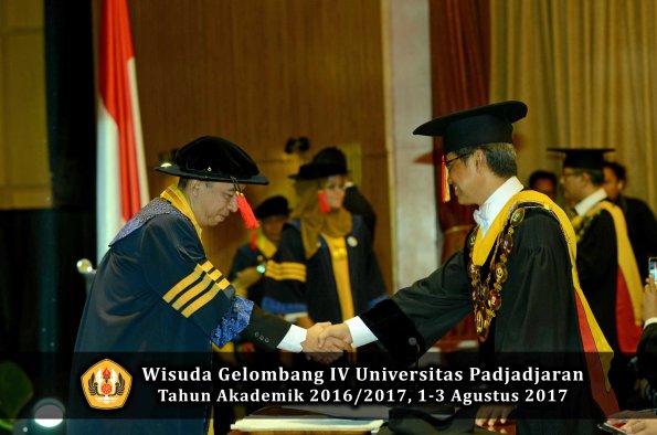 Wisuda Unpad Gel IV TA 2016_2017 Fakultas HUKUM oleh Rektor 005