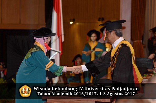 Wisuda Unpad Gel IV TA 2016_2017 Fakultas HUKUM oleh Rektor 013
