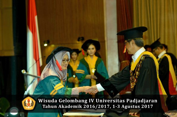 Wisuda Unpad Gel IV TA 2016_2017 Fakultas HUKUM oleh Rektor 014