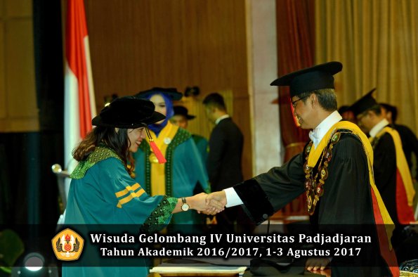 Wisuda Unpad Gel IV TA 2016_2017 Fakultas HUKUM oleh Rektor 017