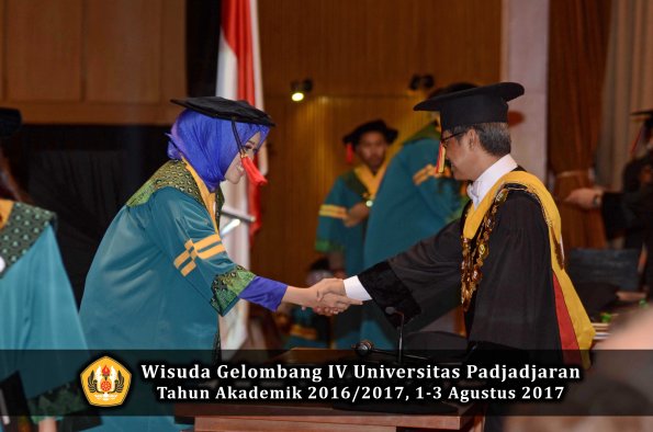 Wisuda Unpad Gel IV TA 2016_2017 Fakultas HUKUM oleh Rektor 018