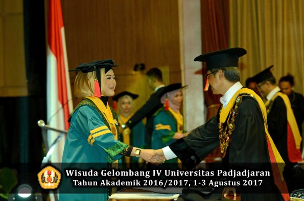 Wisuda Unpad Gel IV TA 2016_2017 Fakultas HUKUM oleh Rektor 021
