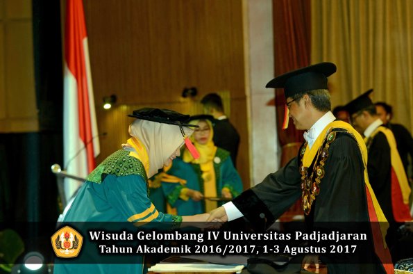 Wisuda Unpad Gel IV TA 2016_2017 Fakultas HUKUM oleh Rektor 023
