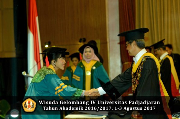 Wisuda Unpad Gel IV TA 2016_2017 Fakultas HUKUM oleh Rektor 027