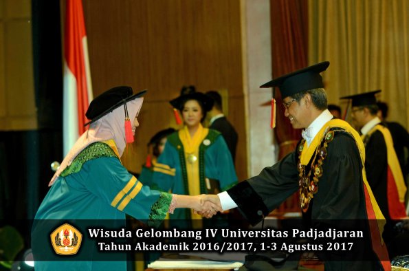 Wisuda Unpad Gel IV TA 2016_2017 Fakultas HUKUM oleh Rektor 028