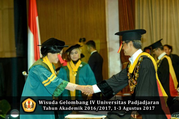 Wisuda Unpad Gel IV TA 2016_2017 Fakultas HUKUM oleh Rektor 029