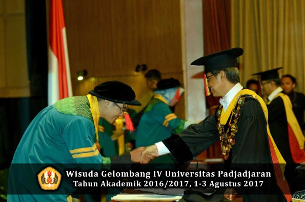 Wisuda Unpad Gel IV TA 2016_2017 Fakultas HUKUM oleh Rektor 032