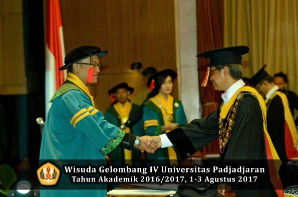 Wisuda Unpad Gel IV TA 2016_2017 Fakultas HUKUM oleh Rektor 034