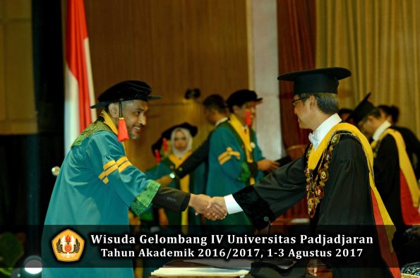 Wisuda Unpad Gel IV TA 2016_2017 Fakultas HUKUM oleh Rektor 037