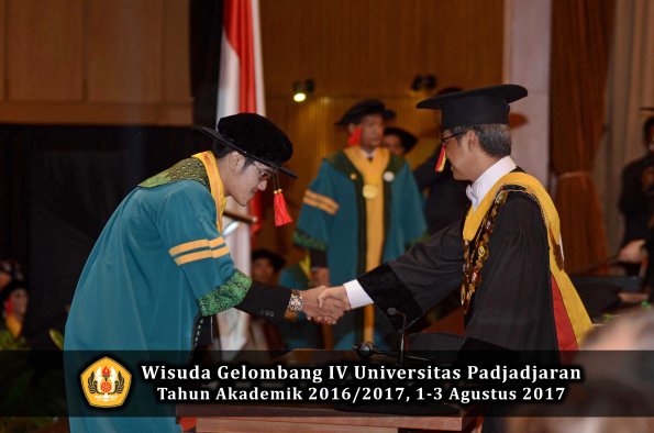 Wisuda Unpad Gel IV TA 2016_2017 Fakultas HUKUM oleh Rektor 041