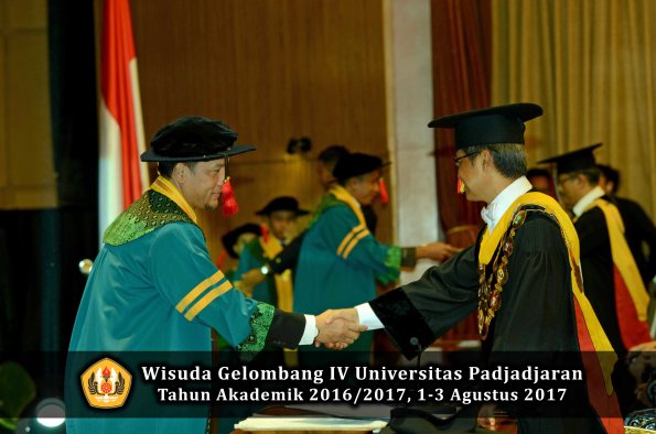Wisuda Unpad Gel IV TA 2016_2017 Fakultas HUKUM oleh Rektor 042