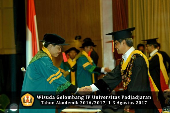 Wisuda Unpad Gel IV TA 2016_2017 Fakultas HUKUM oleh Rektor 044