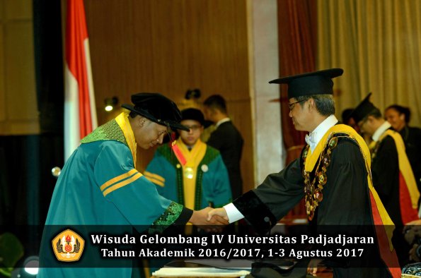 Wisuda Unpad Gel IV TA 2016_2017 Fakultas HUKUM oleh Rektor 046