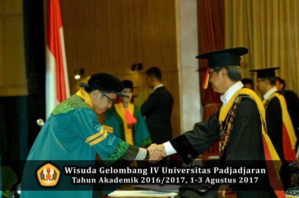 Wisuda Unpad Gel IV TA 2016_2017 Fakultas HUKUM oleh Rektor 047