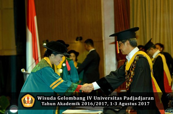 Wisuda Unpad Gel IV TA 2016_2017 Fakultas HUKUM oleh Rektor 048