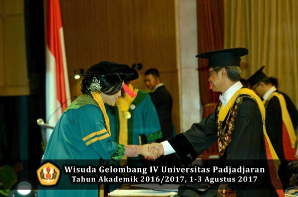 Wisuda Unpad Gel IV TA 2016_2017 Fakultas HUKUM oleh Rektor 050