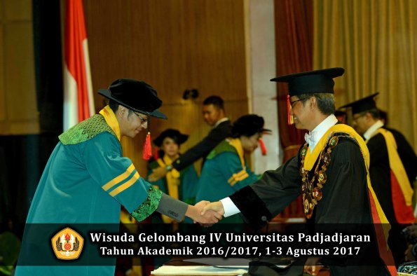 Wisuda Unpad Gel IV TA 2016_2017 Fakultas HUKUM oleh Rektor 051