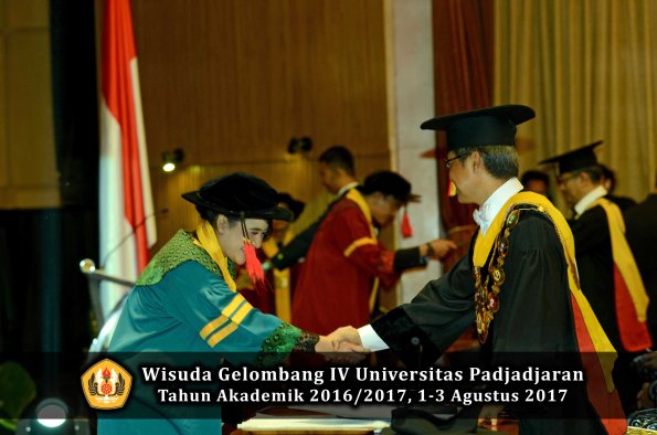 Wisuda Unpad Gel IV TA 2016_2017 Fakultas HUKUM oleh Rektor 053