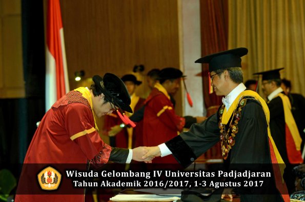 Wisuda Unpad Gel IV TA 2016_2017 Fakultas HUKUM oleh Rektor 056
