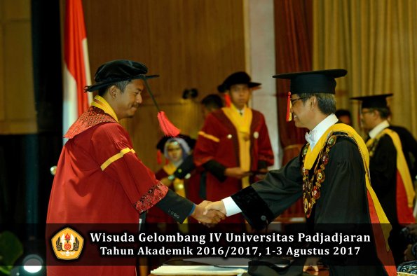 Wisuda Unpad Gel IV TA 2016_2017 Fakultas HUKUM oleh Rektor 057