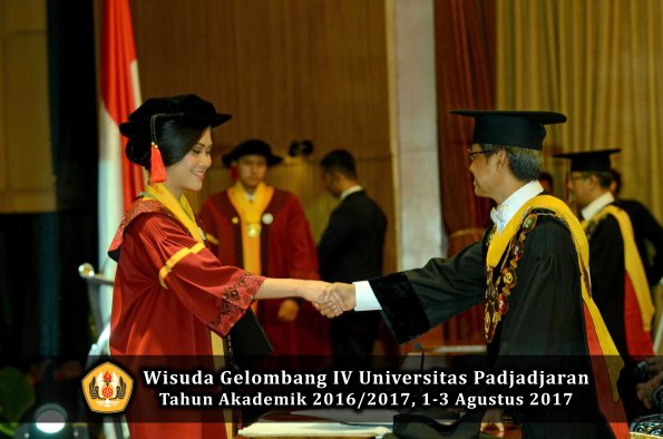 Wisuda Unpad Gel IV TA 2016_2017 Fakultas HUKUM oleh Rektor 060