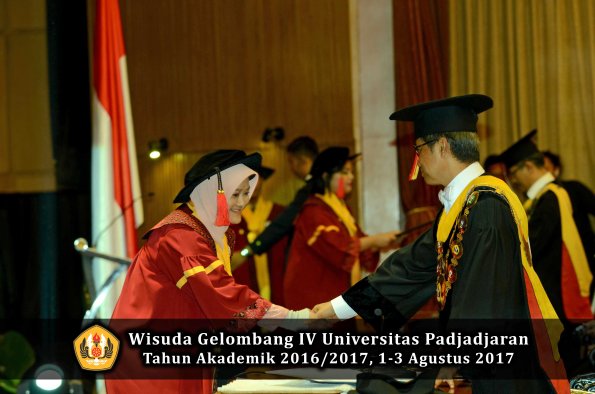 Wisuda Unpad Gel IV TA 2016_2017 Fakultas HUKUM oleh Rektor 062