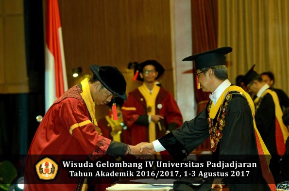Wisuda Unpad Gel IV TA 2016_2017 Fakultas HUKUM oleh Rektor 071