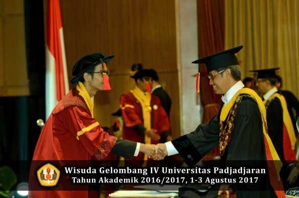 Wisuda Unpad Gel IV TA 2016_2017 Fakultas HUKUM oleh Rektor 072