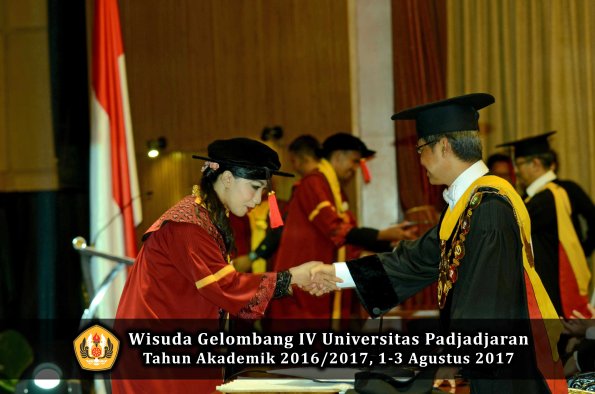 Wisuda Unpad Gel IV TA 2016_2017 Fakultas HUKUM oleh Rektor 074