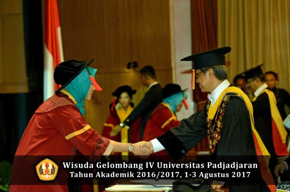 Wisuda Unpad Gel IV TA 2016_2017 Fakultas HUKUM oleh Rektor 078