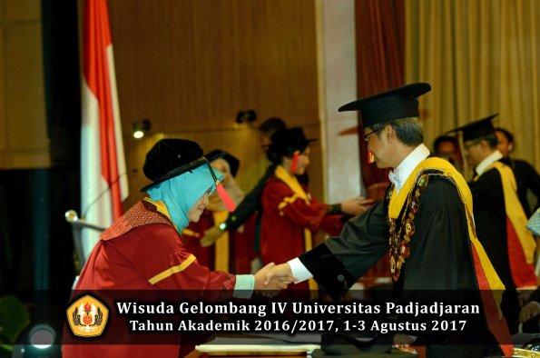 Wisuda Unpad Gel IV TA 2016_2017 Fakultas HUKUM oleh Rektor 079