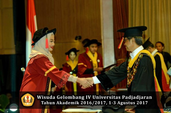Wisuda Unpad Gel IV TA 2016_2017 Fakultas HUKUM oleh Rektor 081
