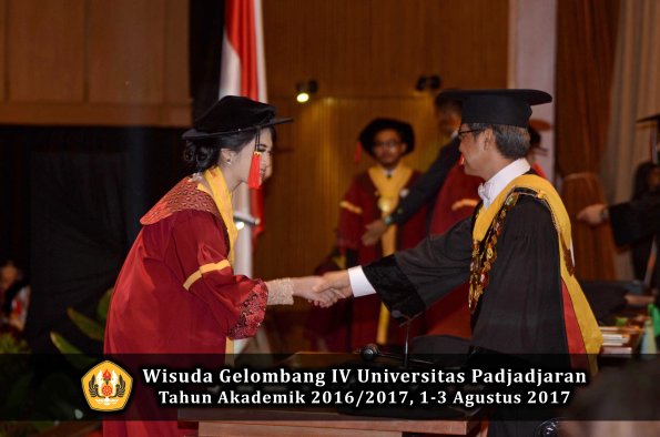 Wisuda Unpad Gel IV TA 2016_2017 Fakultas HUKUM oleh Rektor 083