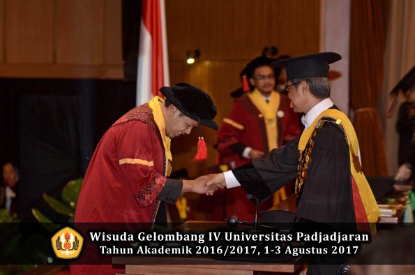 Wisuda Unpad Gel IV TA 2016_2017 Fakultas HUKUM oleh Rektor 084