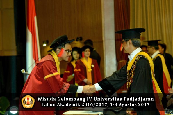 Wisuda Unpad Gel IV TA 2016_2017 Fakultas HUKUM oleh Rektor 085