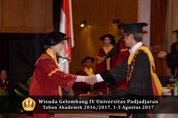 Wisuda Unpad Gel IV TA 2016_2017 Fakultas HUKUM oleh Rektor 086
