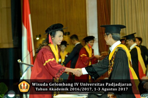 Wisuda Unpad Gel IV TA 2016_2017 Fakultas HUKUM oleh Rektor 087