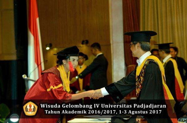 Wisuda Unpad Gel IV TA 2016_2017 Fakultas HUKUM oleh Rektor 089