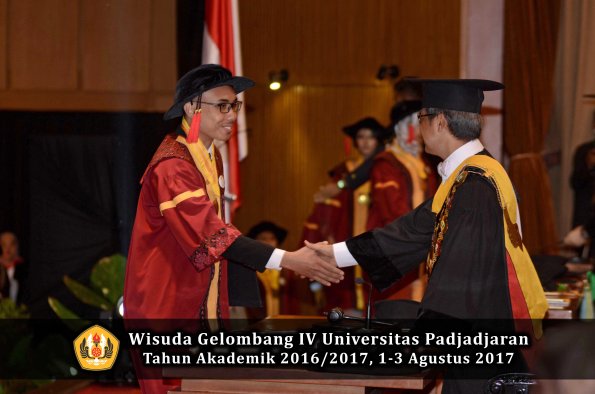 Wisuda Unpad Gel IV TA 2016_2017 Fakultas HUKUM oleh Rektor 090