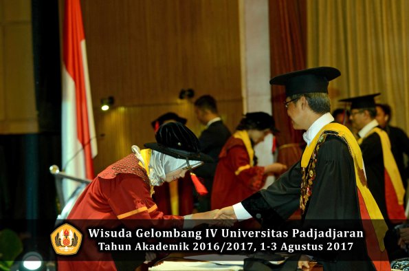 Wisuda Unpad Gel IV TA 2016_2017 Fakultas HUKUM oleh Rektor 091