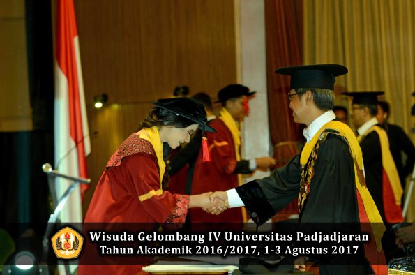 Wisuda Unpad Gel IV TA 2016_2017 Fakultas HUKUM oleh Rektor 092