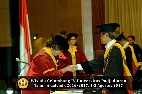 Wisuda Unpad Gel IV TA 2016_2017 Fakultas HUKUM oleh Rektor 095
