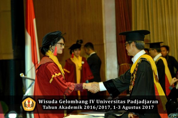 Wisuda Unpad Gel IV TA 2016_2017 Fakultas HUKUM oleh Rektor 096