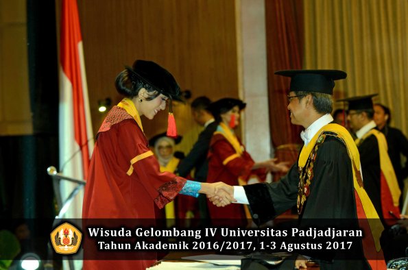 Wisuda Unpad Gel IV TA 2016_2017 Fakultas HUKUM oleh Rektor 097